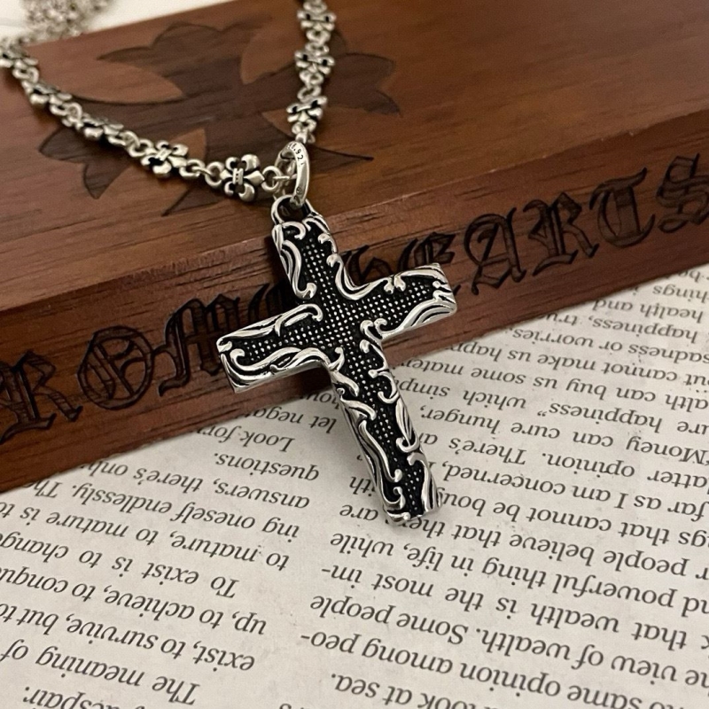 Ch*0me He**ts necklaces